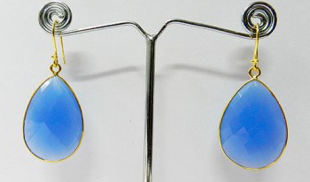 Vergulde oorbellen gezet met blauw Chalcedoon