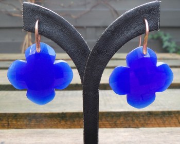 Vergulde oorbellen gezet met klaver van blauw Chalcedoon