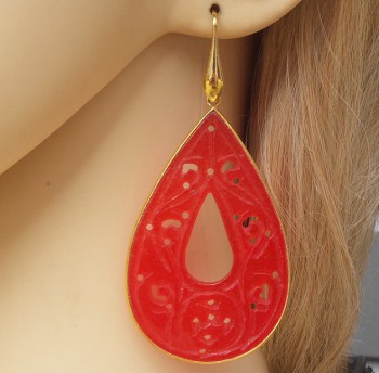Vergulde oorbellen met grote uitgesneden rode Jade in omlijsting
