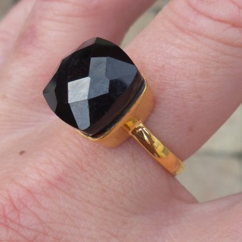 Vergulde ring gezet met vierkante zwarte Onyx