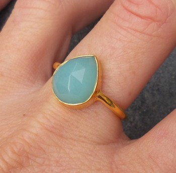 Vergulde ring met druppelvorm facet aqua Chalcedoon 18.5 mm