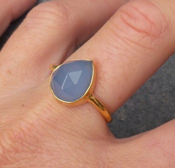 Vergulde ring met druppelvorm facet blauw Chalcedoon 18.5 mm