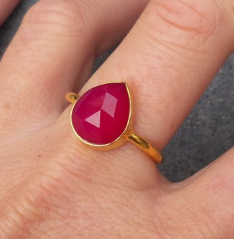 Vergulde ring met druppelvorm facet fuchsia Chalcedoon 18.5 mm