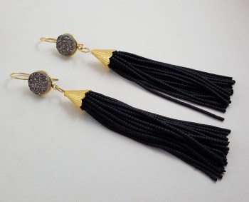 Vergulde tassel oorbellen van zwarte steentjes en druzy Titanium