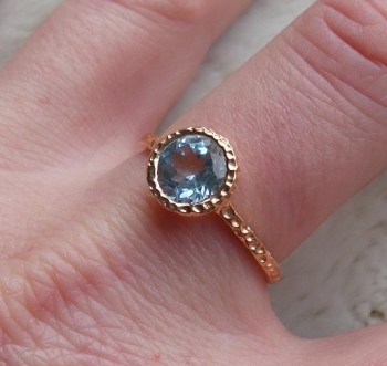 Vergulde zilveren ring blauw Topaas gehamerde setting 19 mm