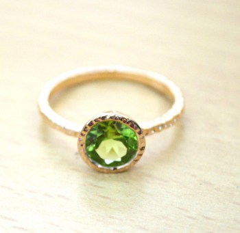 Vergulde ring met ronde Peridot in gehamerde setting 18 mm