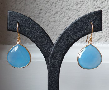 Vergulde zilveren bezel oorbellen met briolet blauw Chalcedoon