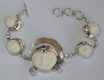 Zilveren armband met gezichten en Maansteen