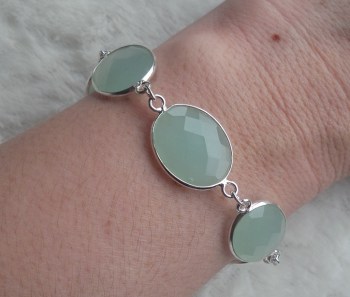 Zilveren armband gezet met ovale facet geslepen aqua Chalcedoon