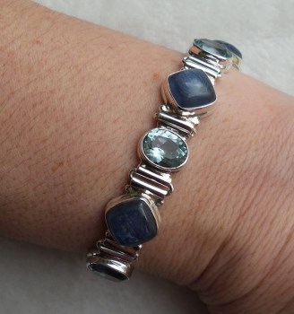 Zilveren armband met vierkante Kyaniet en facet blauw Topaas