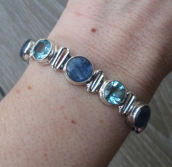 Zilveren armband met ronde Kyaniet en facet blauw Topaas