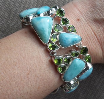 Zilveren armband gezet met Larimar en Peridot