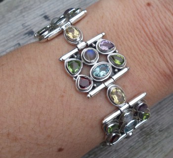 Zilveren armband gezet met facet geslepen multi edelstenen