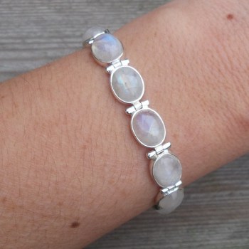 Zilveren armband gezet met ovale cabochon geslepen Maansteen