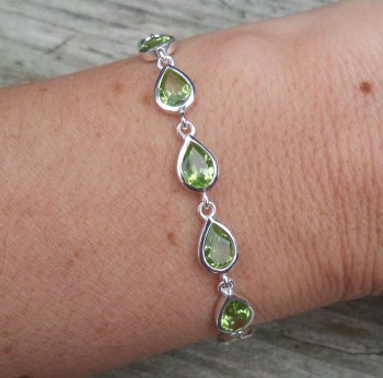 Zilveren armband gezet met druppelvormige facet Peridot