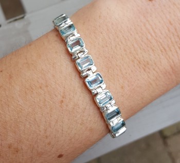 Zilveren armband gezet met rechthoekige blauwe Topazen