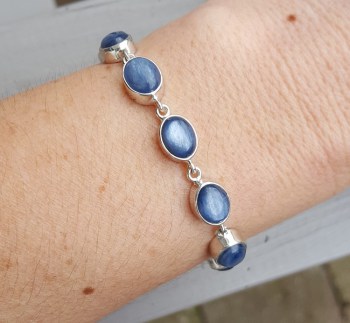 Zilveren armband met ovale cabochon Kyaniet schakels