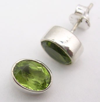 Zilveren edelsteen oorknoppen met facet Peridot
