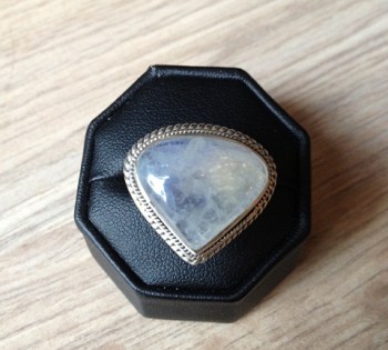 Zilveren edelsteen ring met regenboog Maansteen ring maat 18 mm.