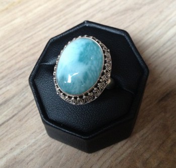 Zilveren edelsteen ring met Larimar bewerkte kop 18 mm