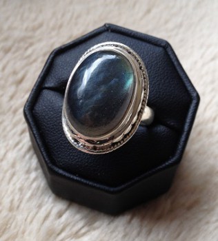 Zilveren edelsteen ring met Labradoriet ringmaat 18 mm.