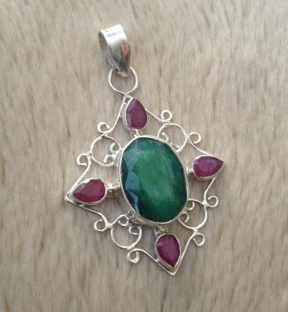 Zilveren edelsteen hanger met grote Emerald en Robijnen