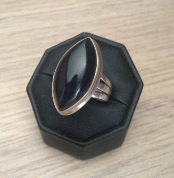 Zilveren edelsteen ring ovale Onyx ring maat 18.5 mm.