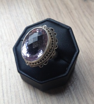 Zilveren edelsteen ring met roze Amethist ring maat 17 mm.