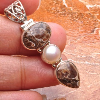 Zilveren edelsteen hanger met Parel en Turritella