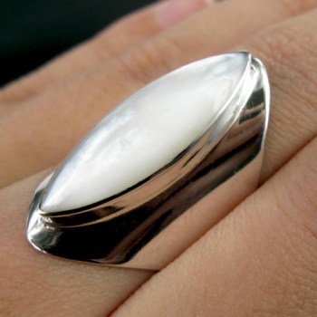 Zilveren edelsteen ring met ovale Parelmoer 17.3 mm