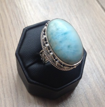 Zilveren edelsteen ring Larimar in bewerkte setting 17.3 mm.