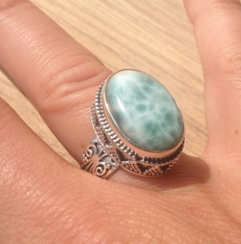 Zilveren edelsteen ring Larimar in bewerkte setting ring maat 17