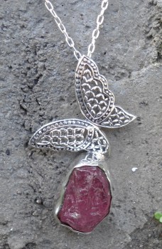 Zilveren edelsteen hanger met vlinder en roze Toermalijn
