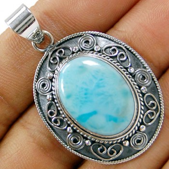 Zilveren edelsteen hanger met ovale Larimar en bewerkte setting