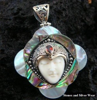 Zilveren hanger met gezicht, Abalone schelp en Granaat