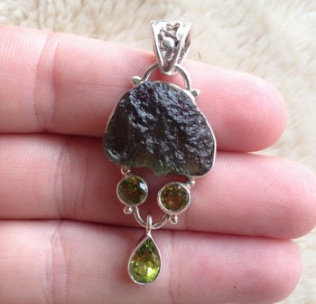 Zilveren hanger met Moldaviet en Peridot