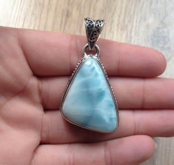 Zilveren hanger met grote Larimar in bewerkte setting