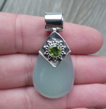 Zilveren hanger gezet met aqua Chalcedoon en Peridot