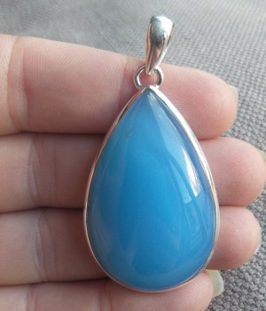 Zilveren hanger gezet met druppelvorm blauw Chalcedoon