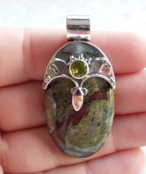 Zilveren hanger gezet met Drakenbloed Jaspis en Peridot