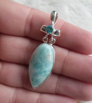 Zilveren hanger gezet met druppelvorm Larimar en blauw Topaas