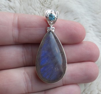 Zilveren hanger gezet met blauw Topaas en Labradoriet