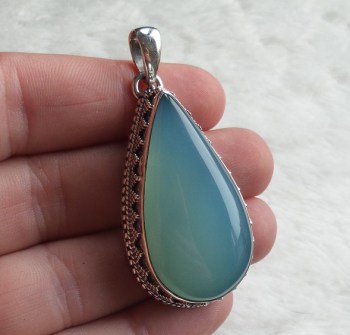 Zilveren hanger druppelvorm aqua Chalcedoon bewerkte setting