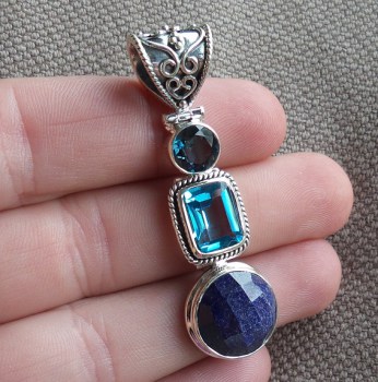 Zilveren hanger gezet met ronde Saffier en blauwe Topazen