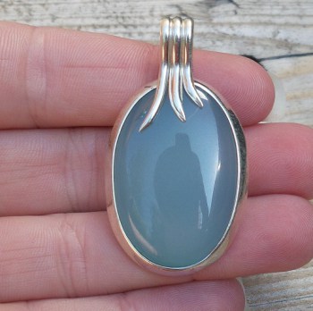 Zilveren hanger ovale aqua Chalcedoon in strakke setting