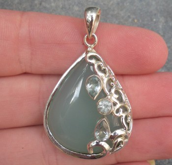 Zilveren hanger gezet met blauwe Topazen en aqua Chalcedoon