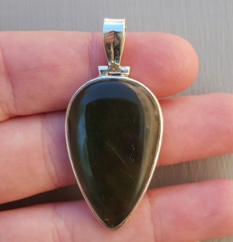 Zilveren hanger gezet met druppelvormige groene Jade