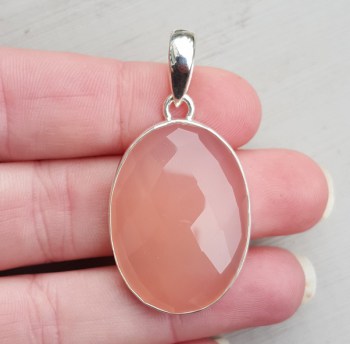 Zilveren hanger gezet met ovale facet geslepen roze Chalcedoon