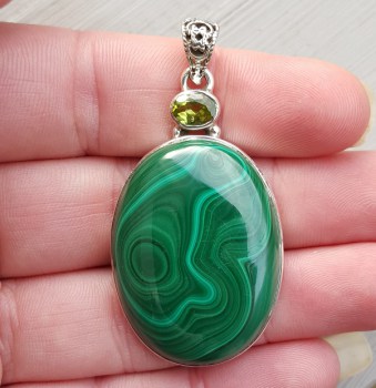 Zilveren hanger gezet met grote ovale Malachiet en ovale Peridot