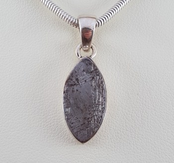 Zilveren hanger gezet met marquise Gibeon meteoriet